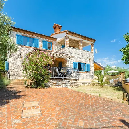 The House With Blue Windows Vila